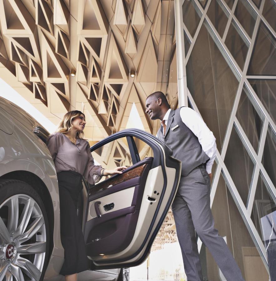 Four Seasons Hotel Kuwait At Burj Alshaya Koeweit Buitenkant foto A chauffeur opening a car door for a passenger