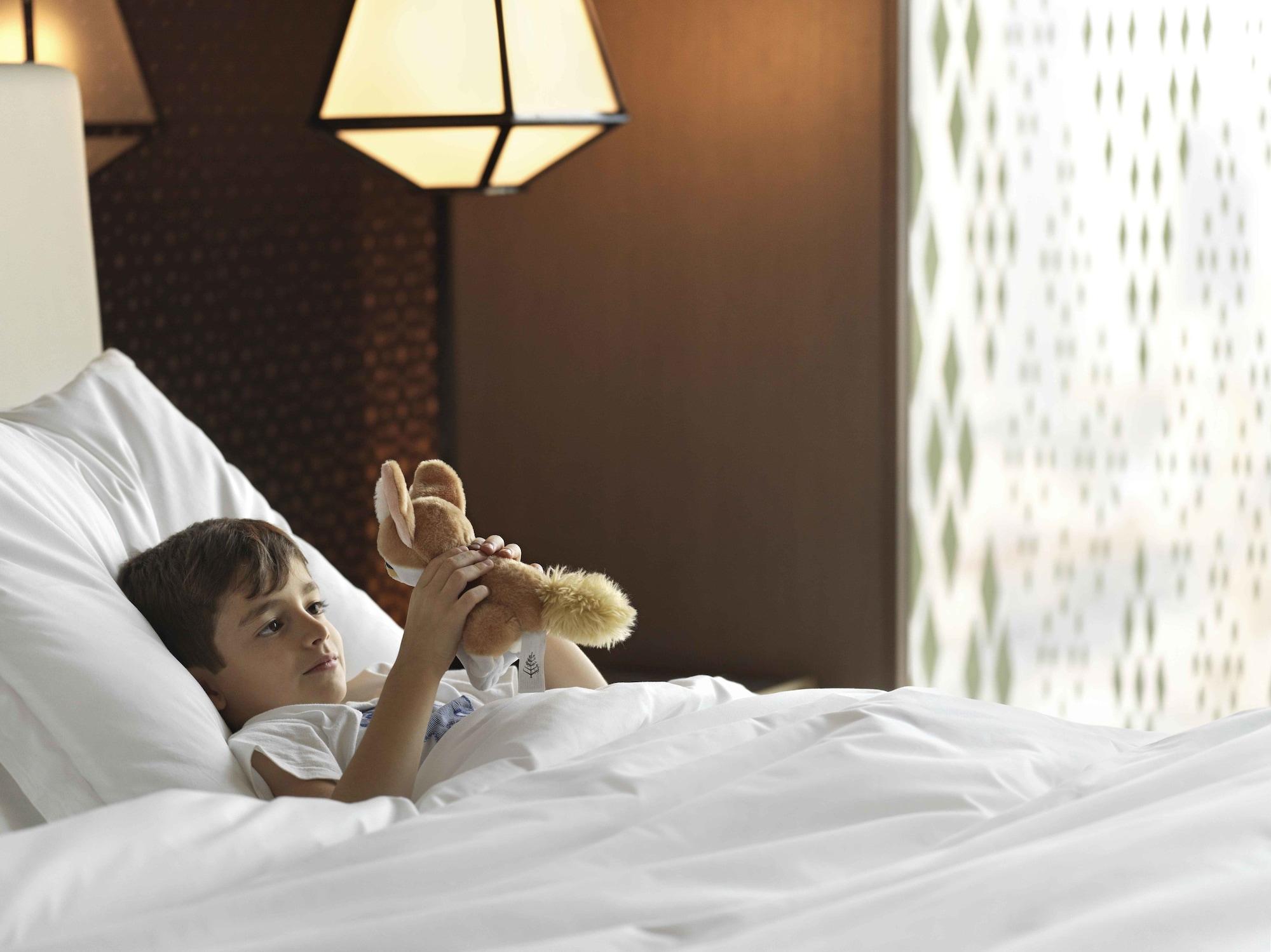 Four Seasons Hotel Kuwait At Burj Alshaya Koeweit Buitenkant foto A child in bed