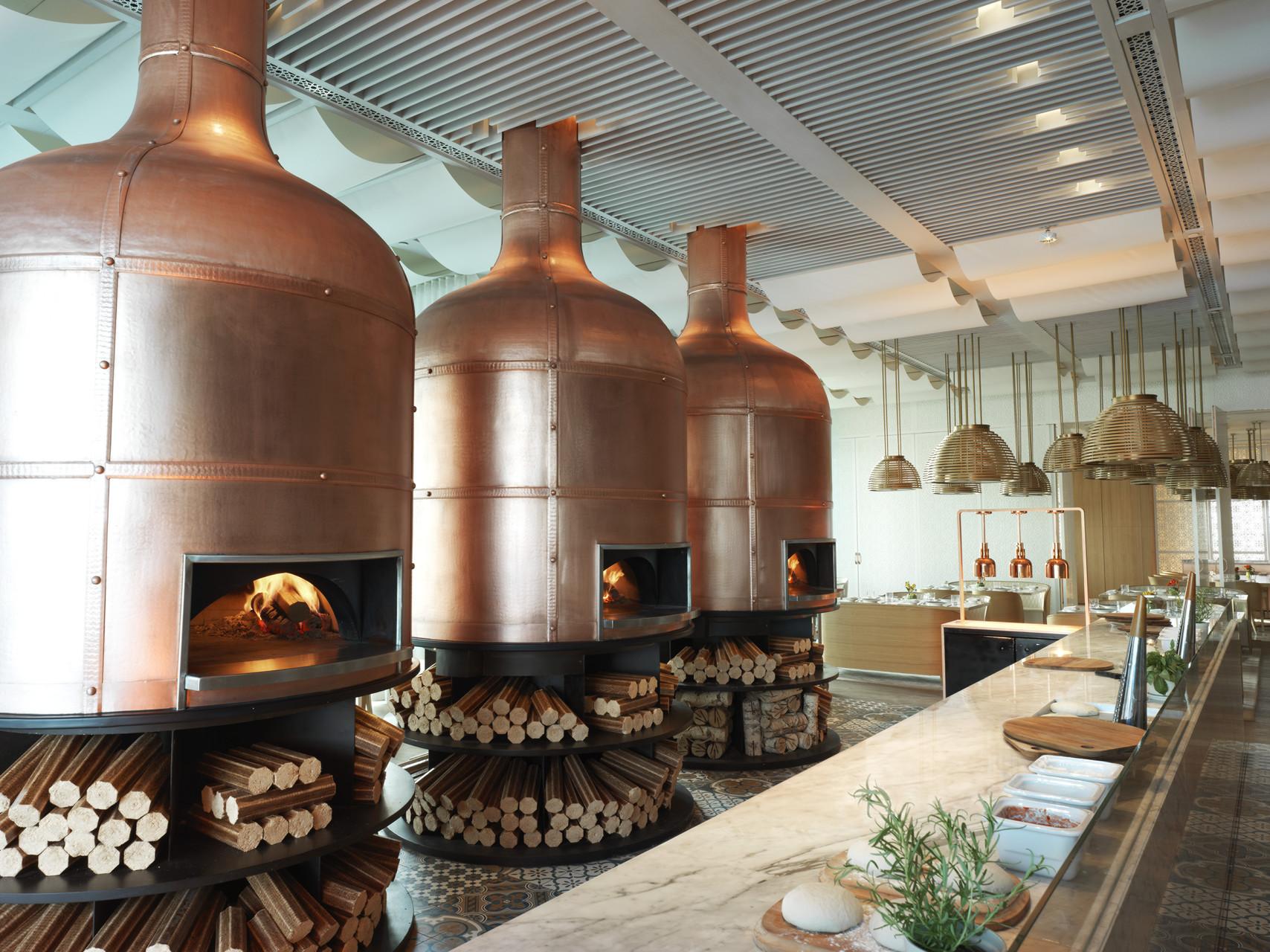 Four Seasons Hotel Kuwait At Burj Alshaya Koeweit Buitenkant foto Wood-fired ovens at the restaurant