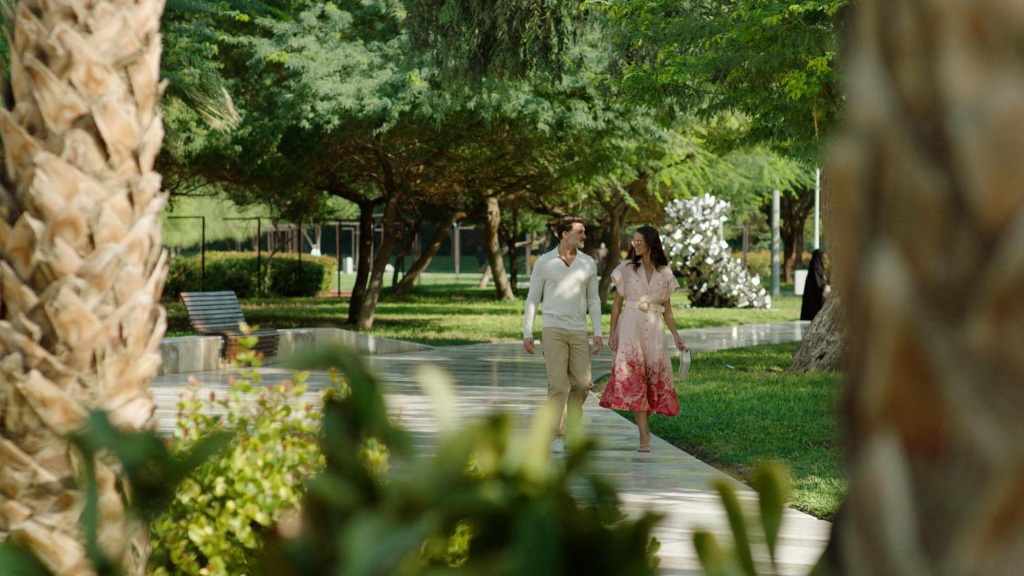 Four Seasons Hotel Kuwait At Burj Alshaya Koeweit Buitenkant foto A couple walking in the park